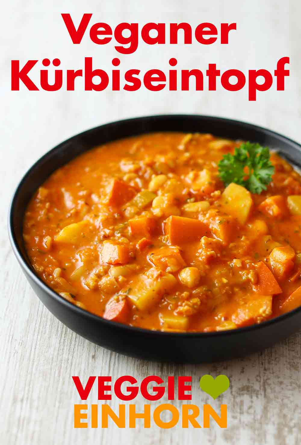 Deftiger Kürbiseintopf mit veganem Hack aus Sojagranulat Ein Teller veganer Kürbiseintopf