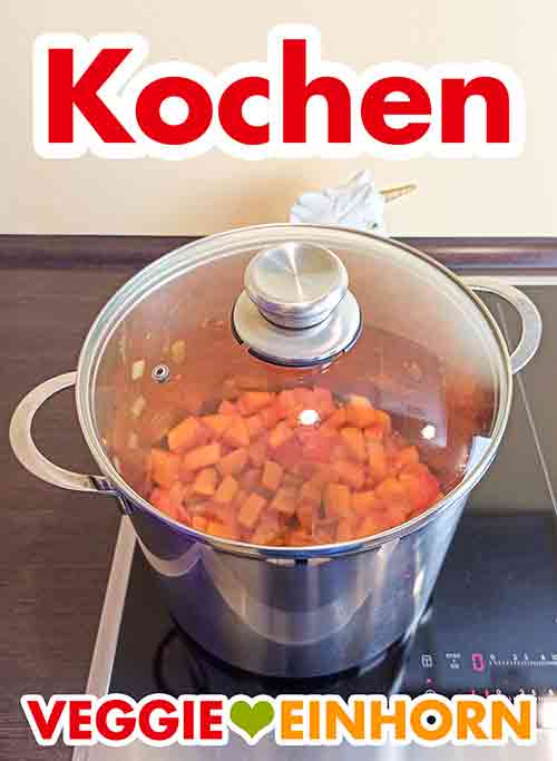 Kochen mit Deckel Das Kürbisgulasch kocht im Topf.