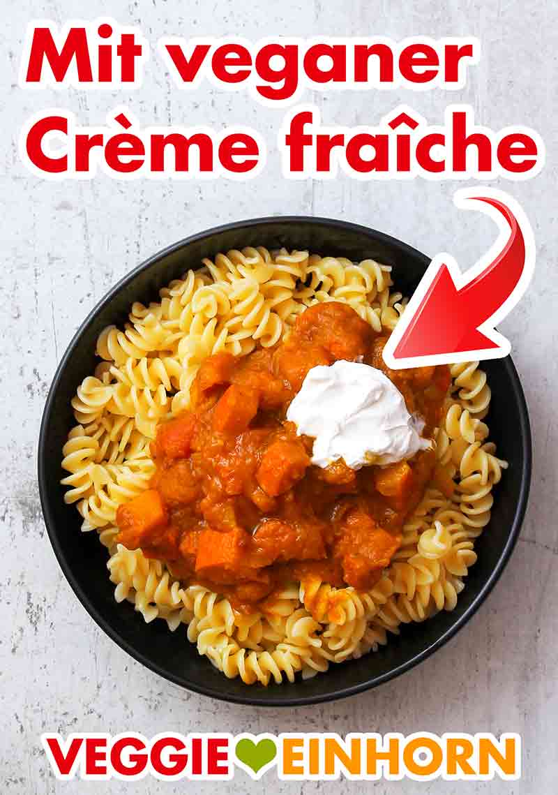 Servieren mit veganer Crème fraîche Nudeln mit Kürbisgulasch und veganer Crème fraîche