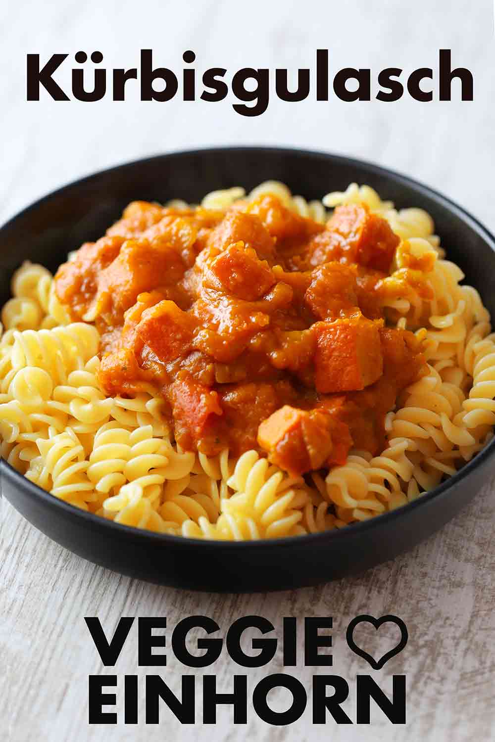 Vegetarisches Kürbisgulasch mit Nudeln