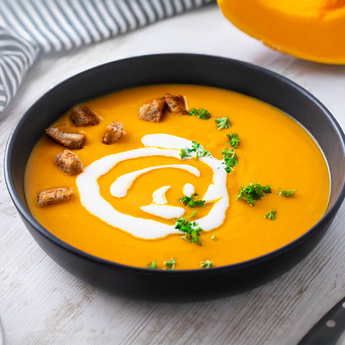 Vegane Kürbissuppe mit Möhren und Kartoffeln