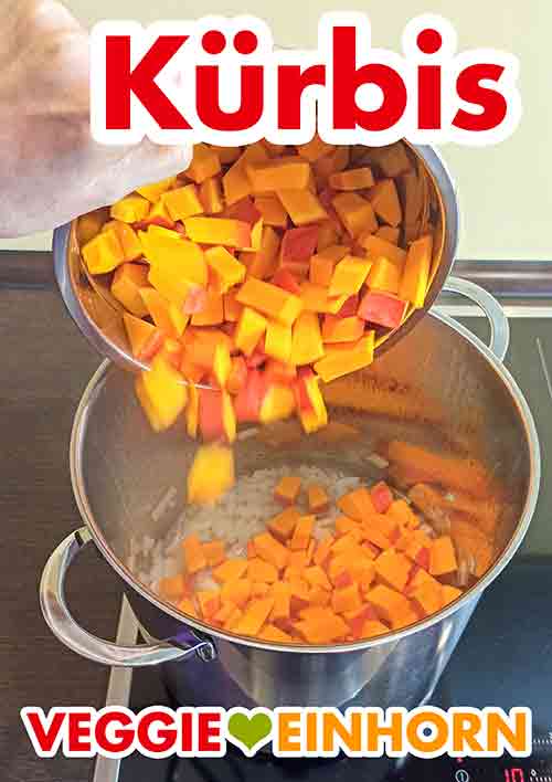 Der gewürfelte Kürbis wird zugefügt. Hokkaido Kürbis Würfel