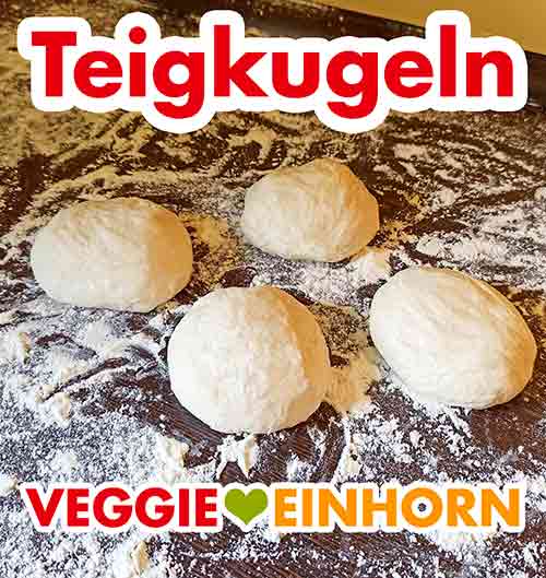 Teigkugeln für Dönerbrote Vier Kugeln aus Hefeteig auf der bemehlten Arbeitsfläche