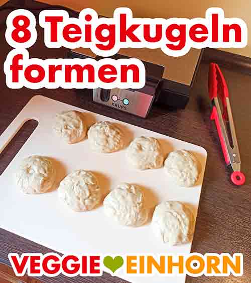 Aus dem Hefeteig acht Kugeln formen. 8 Teigkugeln für die Lütticher Waffeln