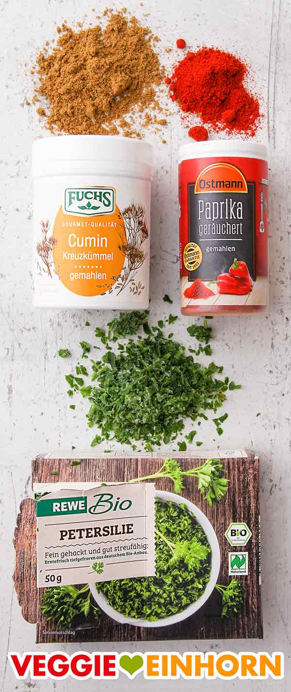 Kreuzkümmel von Fuchs, geräuchertes Paprika Pulver von Ostmann und gehackte TK Petersilie von Rewe Bio Eine Dose gemahlener Kreuzkümmel, eine Dose geräuchertes Paprikapulver und eine Packung tiefgefrorene Petersilie