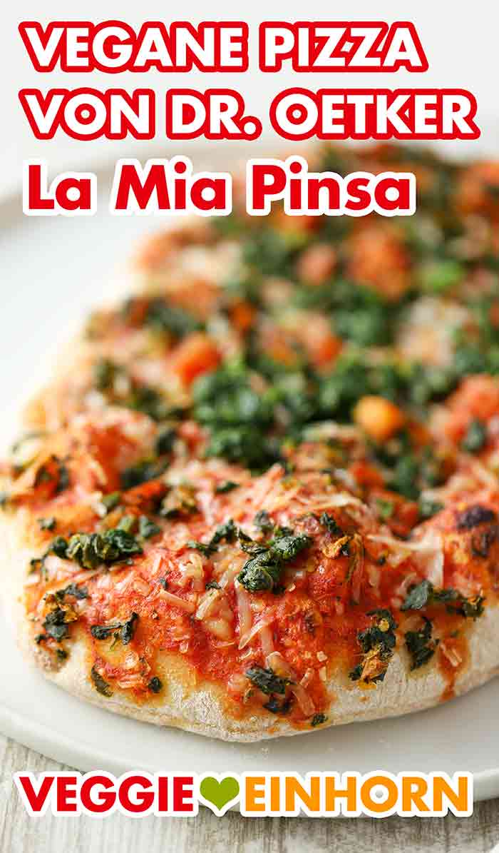 Der Pizzabelag besteht aus veganem Käse, Tomatensoße, getrockneten Tomaten und Spinat. Die vegane Pizza La Mia Pinsa von Dr. Oetker