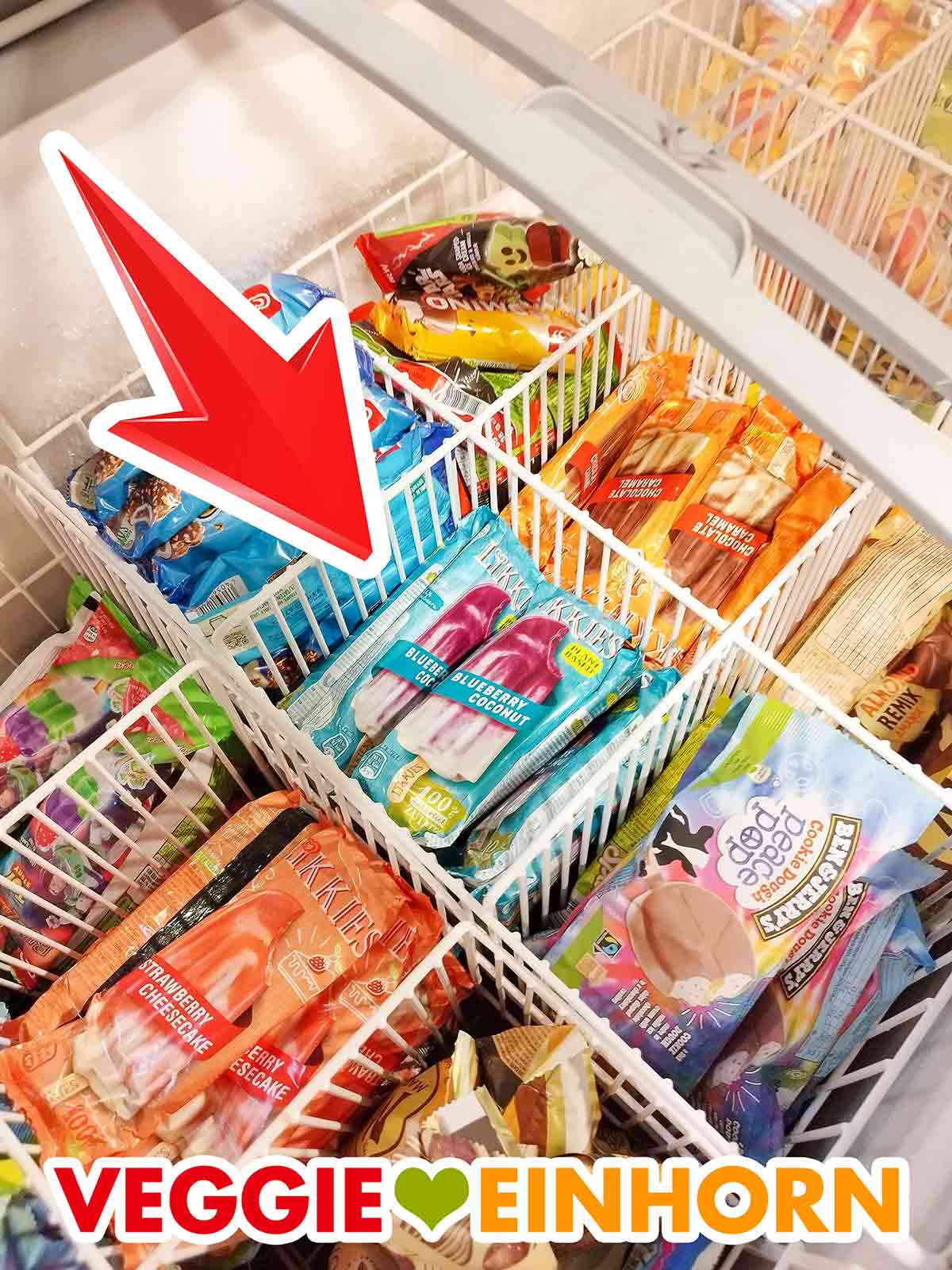 Verschiedene Sorten Eis in der Eistruhe Likkies Blueberry Coconut und andere Eissorten