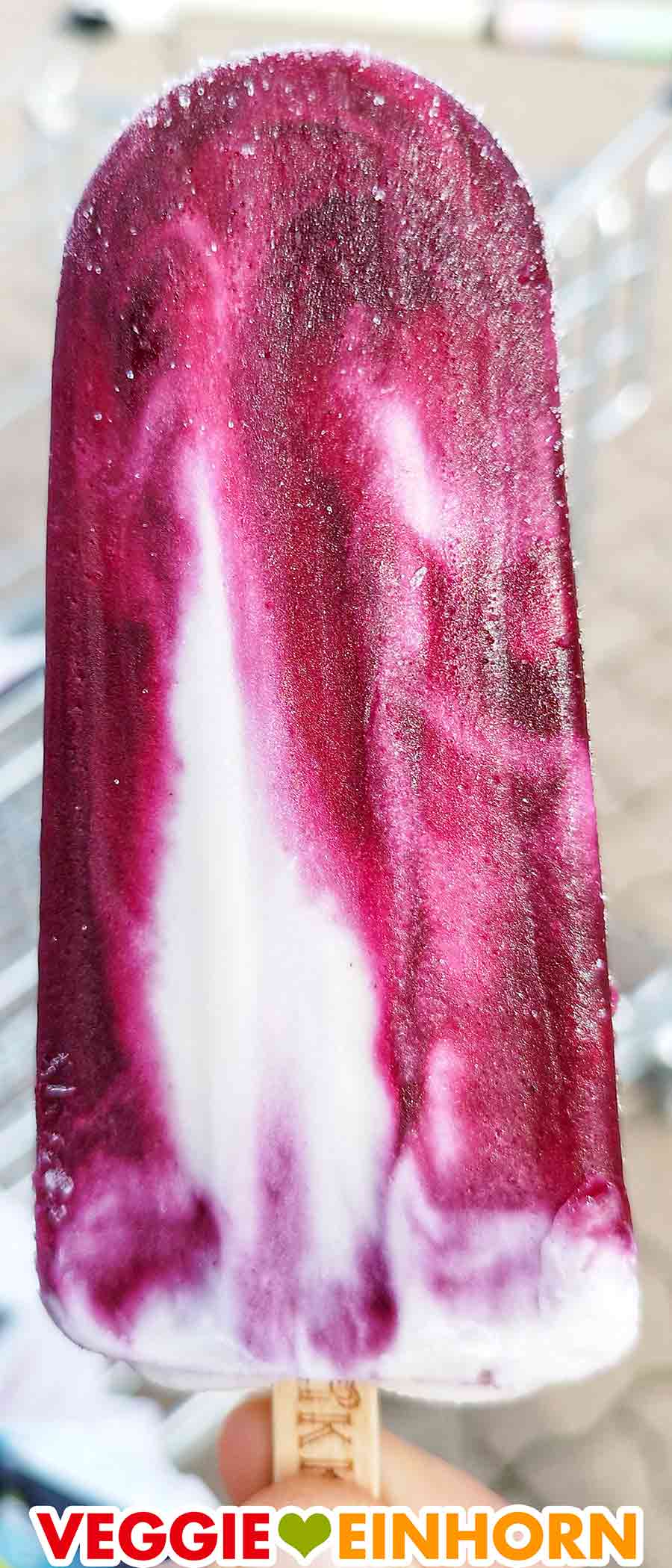 Das Likkies Blueberry Coconut besteht aus veganer Kokosnuss-Eiscreme und Blaubeer-Sorbet. Nahaufnahme des Likkies Blueberry Coconut von Langnese