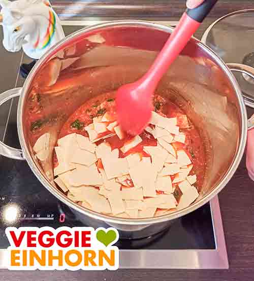 Die zerbrochenen Lasagneplatten in der Lasagne Suppe Die Lasagneplatten Stücke im Kochtopf