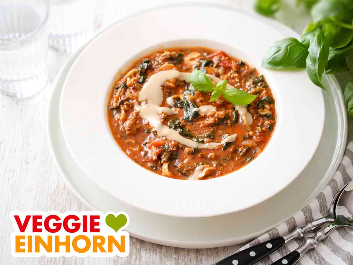 Vegane Lasagne Suppe auf einem Telller