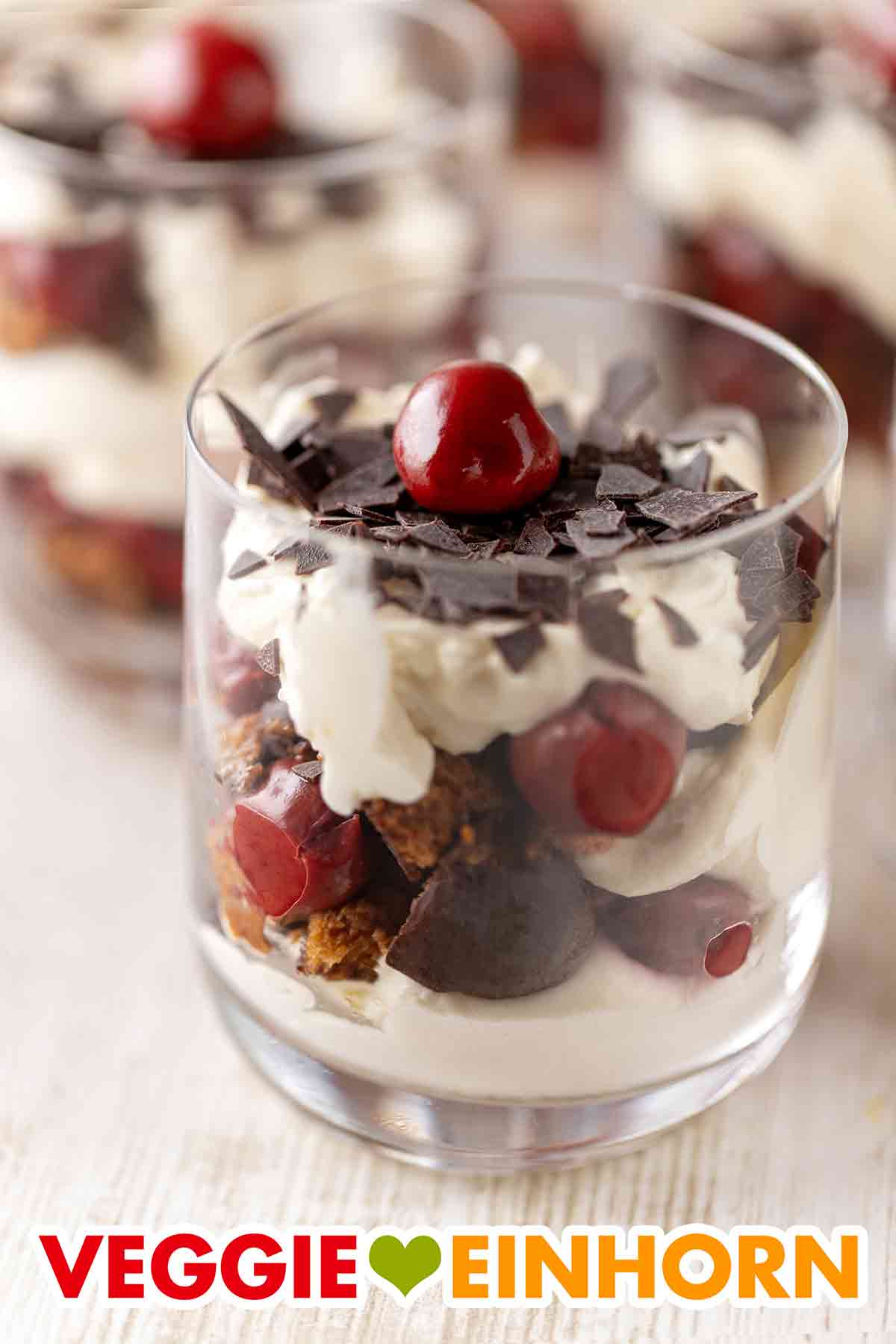 Weihnachtliches veganes Schichtdessert mit Lebkuchen und Kirschen Veganes Lebkuchen Tiramisu im Glas mit Kirschen