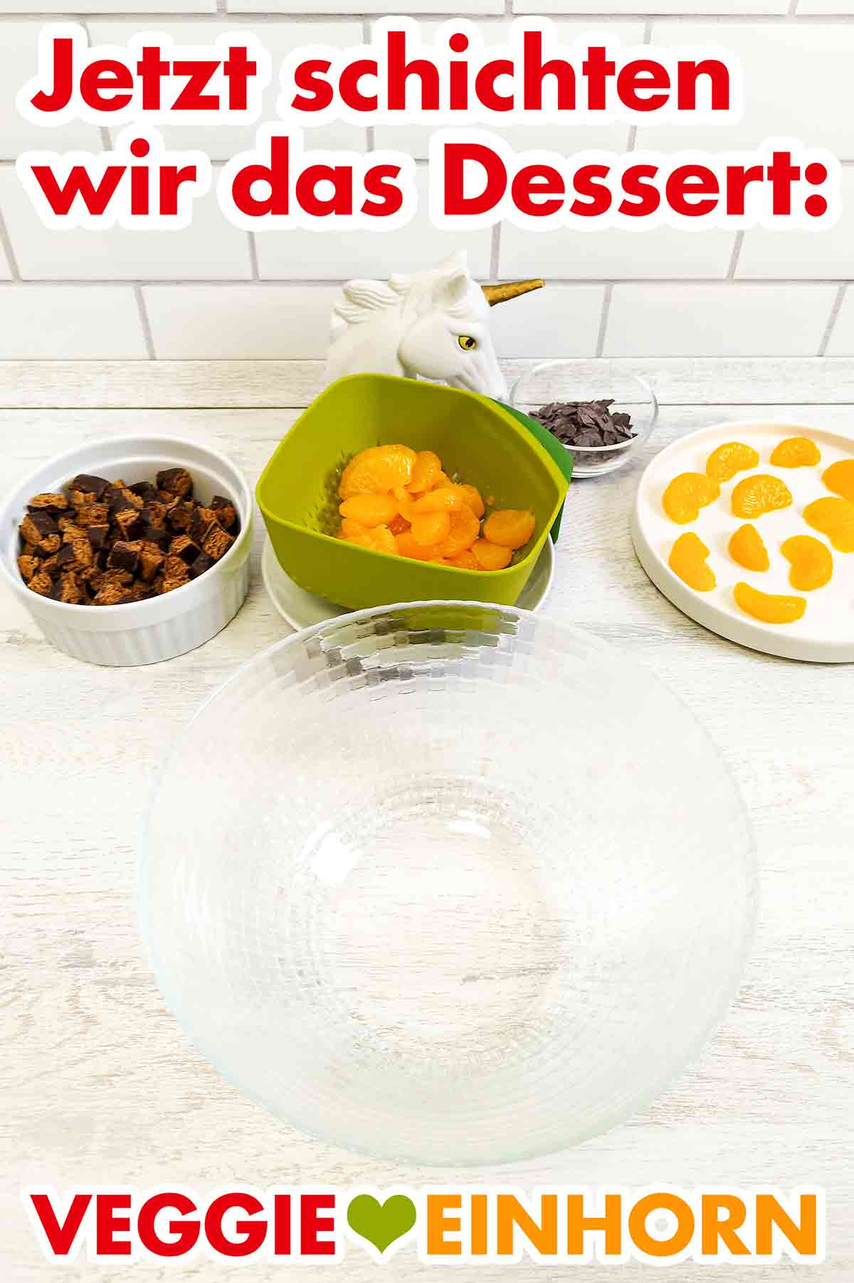 Jetzt schichten wir das vegane Schichtdessert. Vorbereitete Zutaten für das vegane Weihnachtsdessert mit Lebkuchen und Mandarinen