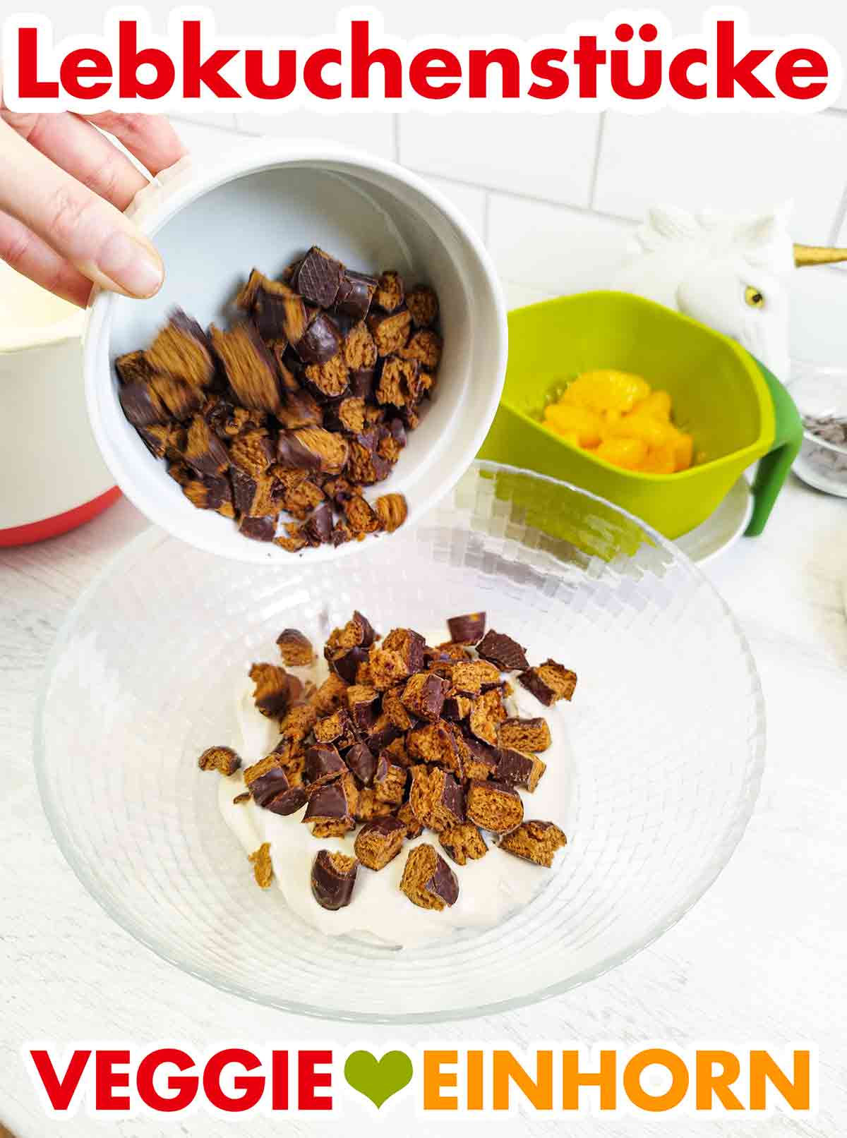Die zweite Schicht sind die klein geschnittenen Lebkuchen. Die veganen Lebkuchenstücke werden auf die Dessertcreme gegeben