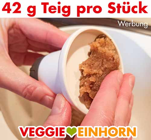 Den Lebkuchenteig in die Lebkuchenmühle von Dr. Oetker füllen. Lebkuchenteig in der Lebkuchenmühle von Dr. Oetker