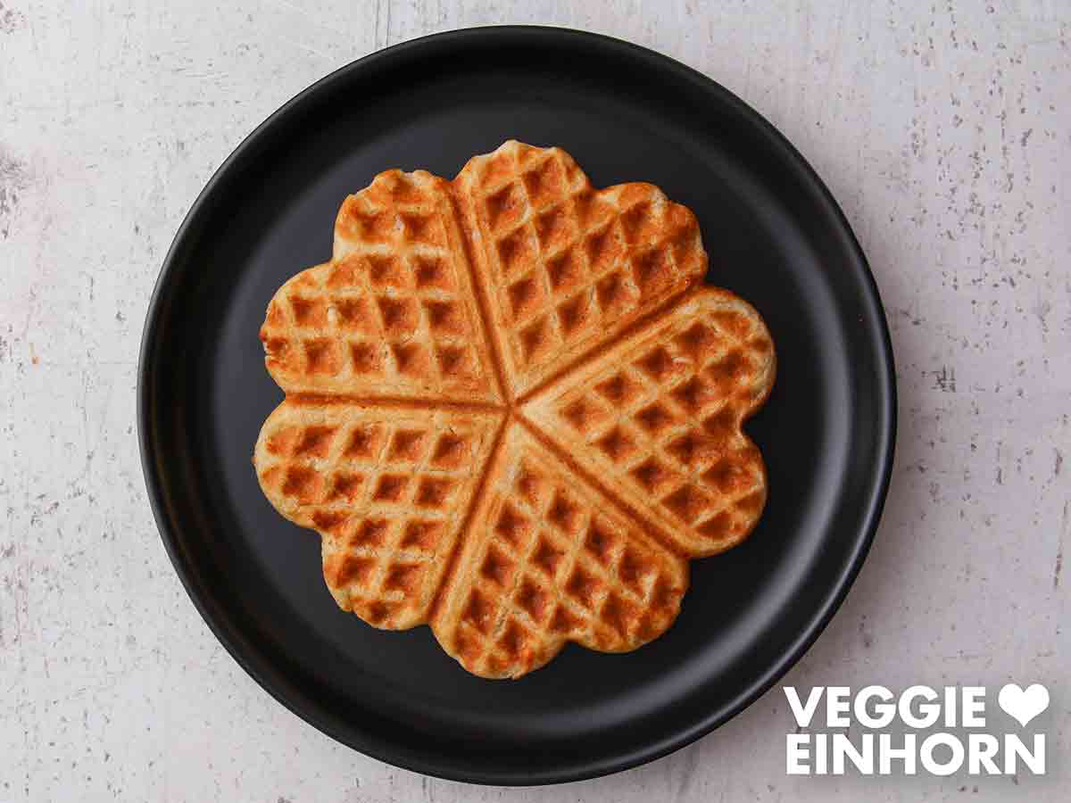 Vegane Hefewaffel auf einem Teller