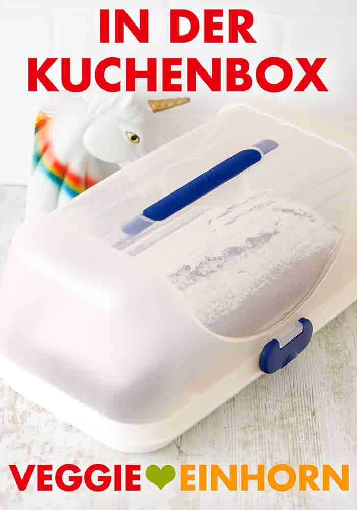 Zum Mitnehmen ist eine Kuchentransportbox sehr praktisch. Der Nusskuchen in der Transportbox