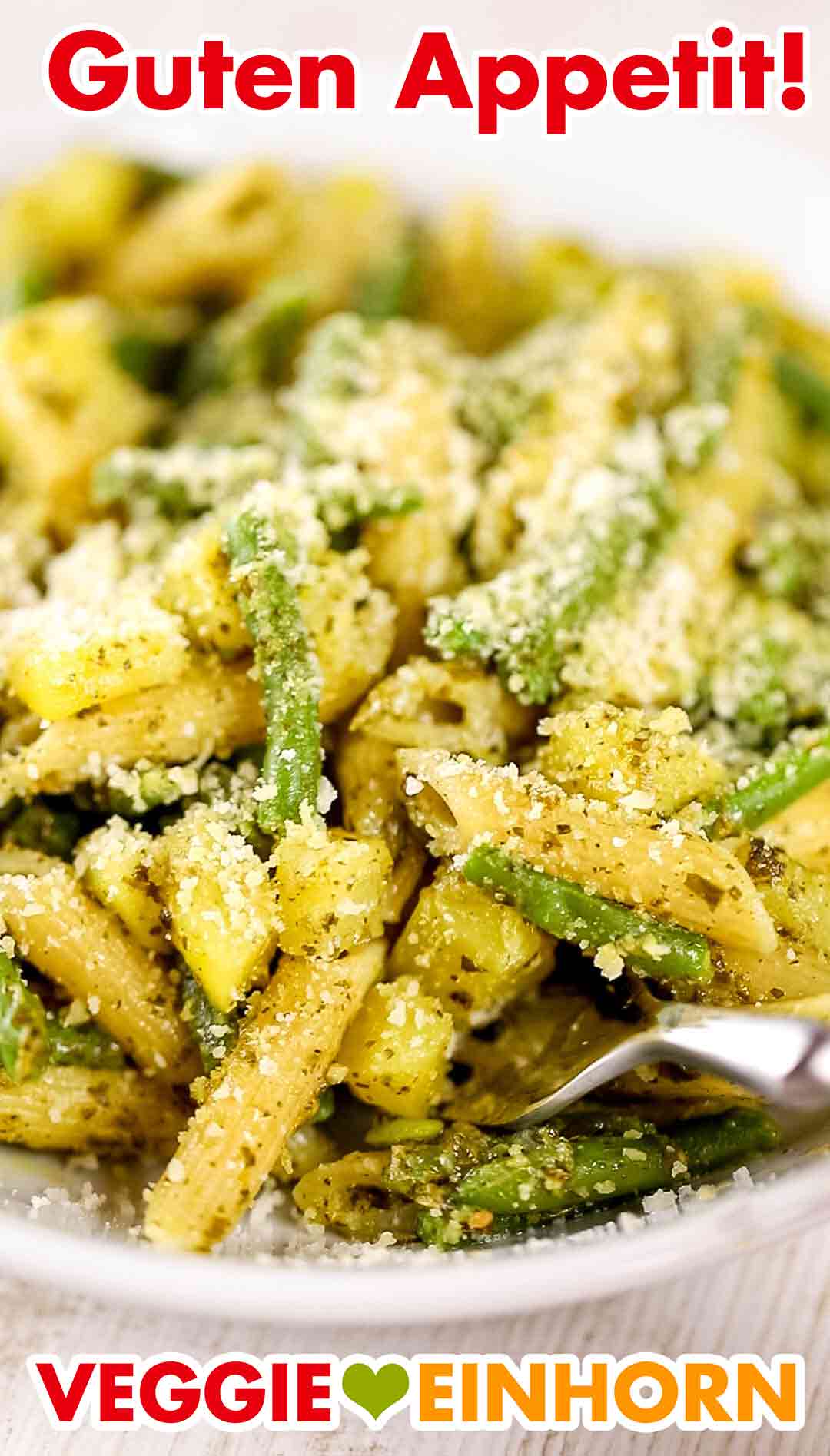 Ligurische Nudeln mit grünen Bohnen und Kartoffeln sind ein leckeres veganes Hauptgericht. Teller mit ligurischer Pasta und einer Gabel