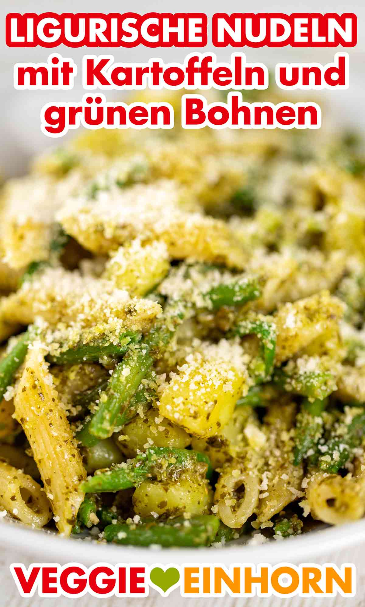 Vegane ligurische Nudeln mit grünen Bohnen, Kartoffeln, veganem Pesto und veganem Parmesan-Ersatz Ligurische Pasta mit Bohnen und Kartoffeln