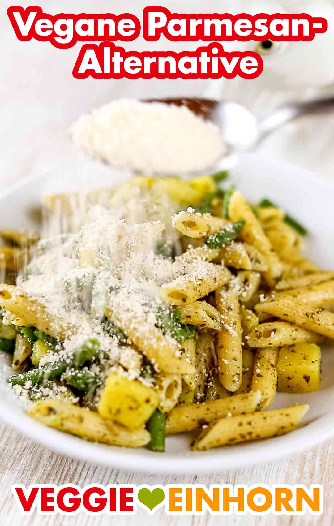 Die ligurische Pasta wird mit veganer Parmesan-Alternative serviert. Die ligurischen Nudeln werden mit veganem Parmesan-Ersatz bestreut.