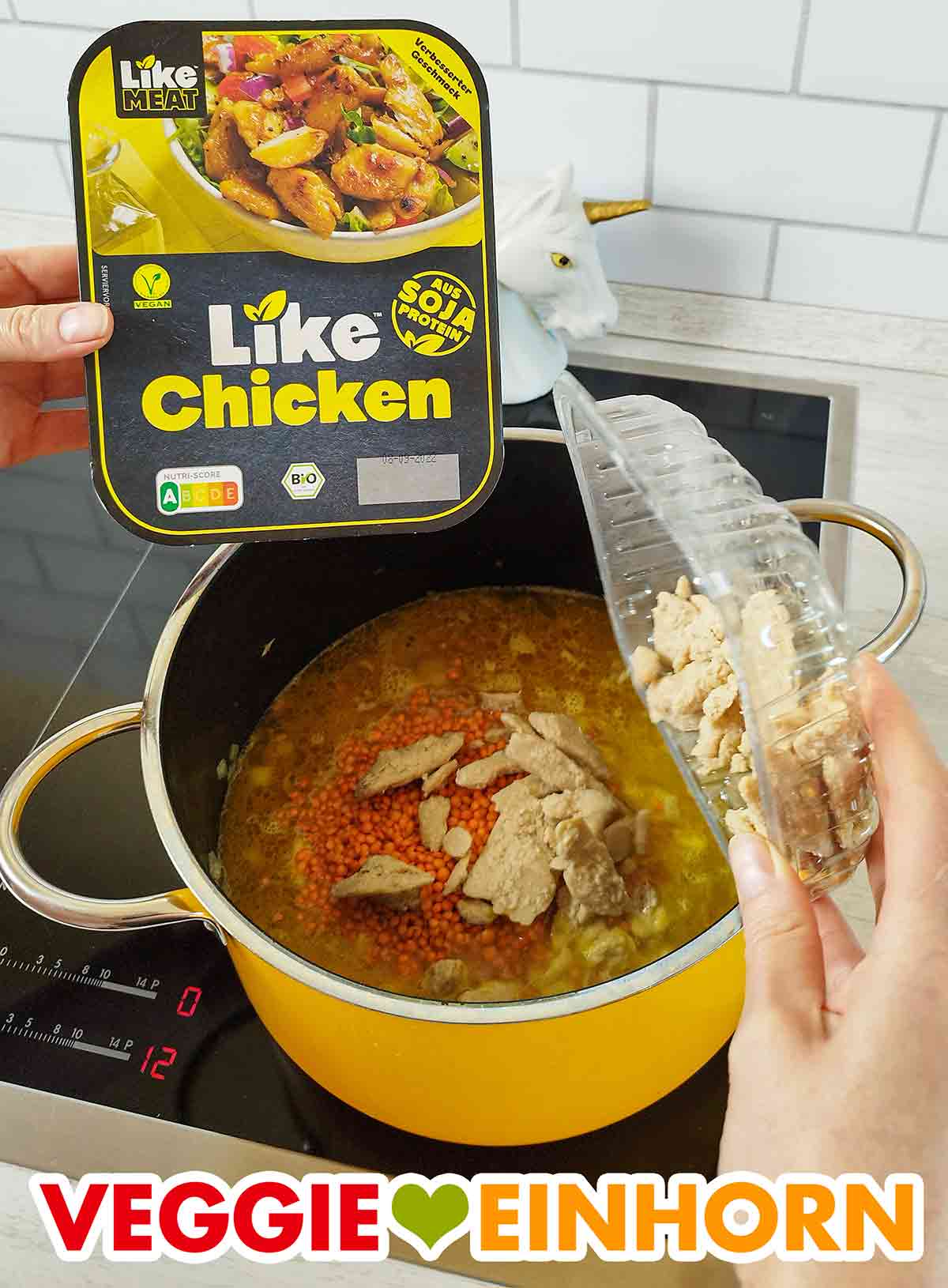Das Like Chicken wird zum Eintopf zugefügt. Zufügen von Like Chicken