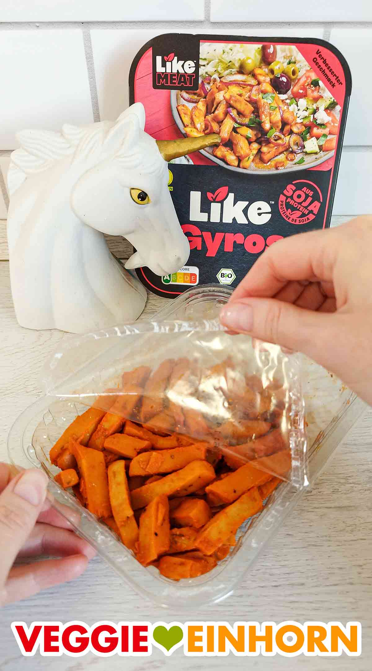Abziehen der Folie der Gyros-Packung Die Folie der Packung wird abgezogen