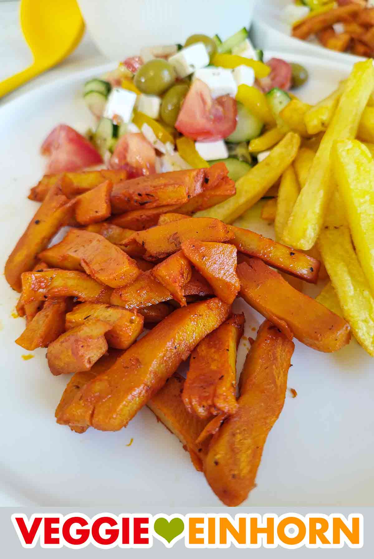 Like Meat Gyros auf dem veganen Gyros Teller Nahaufnahme von veganen Gyros Streifen auf dem Teller