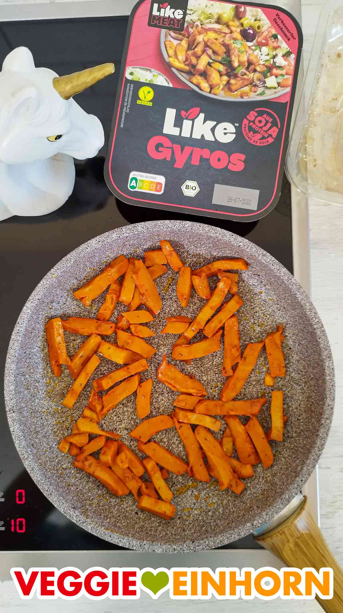 Gebratenes Like Meat Gyros in der Pfanne Bratpfanne mit veganem Gyros von Like Meat