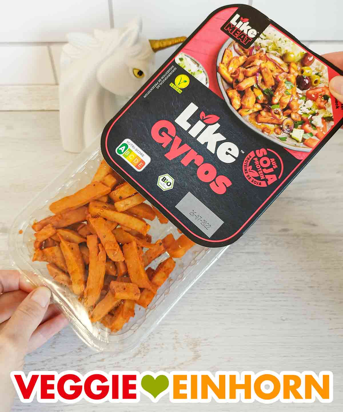 Auspacken des veganen Gyros von Like Meat Die Packung Like Meat Gyros wird geöffnet.