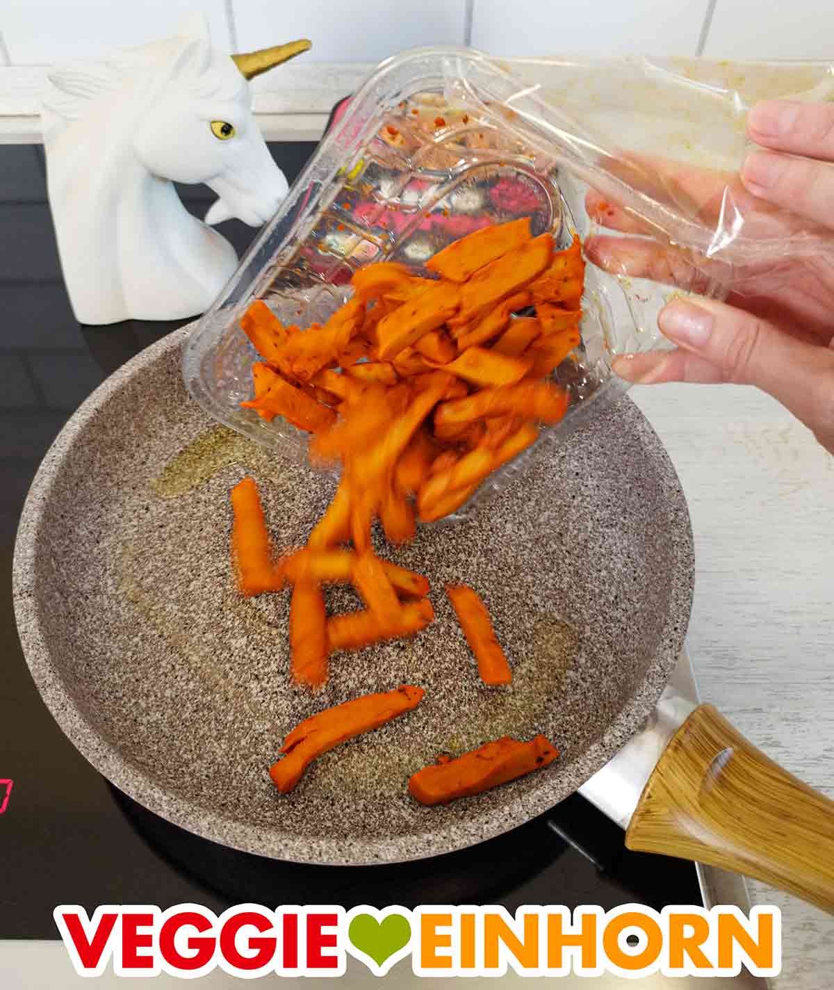 Das vegane Gyros von Like Meat wird in die Bratpfanne gegeben. Eine Packung Like Meat Gyros wird in die Pfanne gegeben