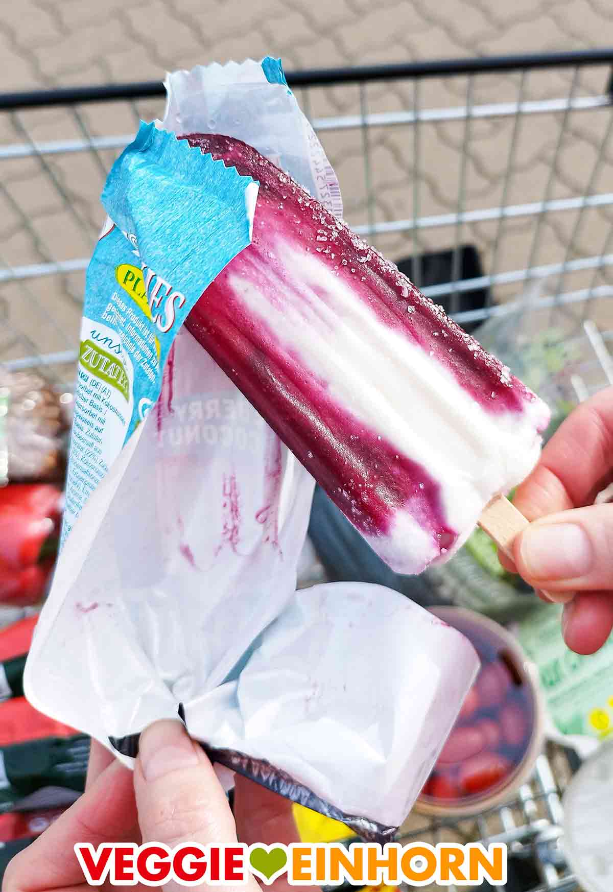 Auspacken des Likkies Blueberry Coconut Eis Die Folie wird vom Likkies Blueberry Coconut entfernt.