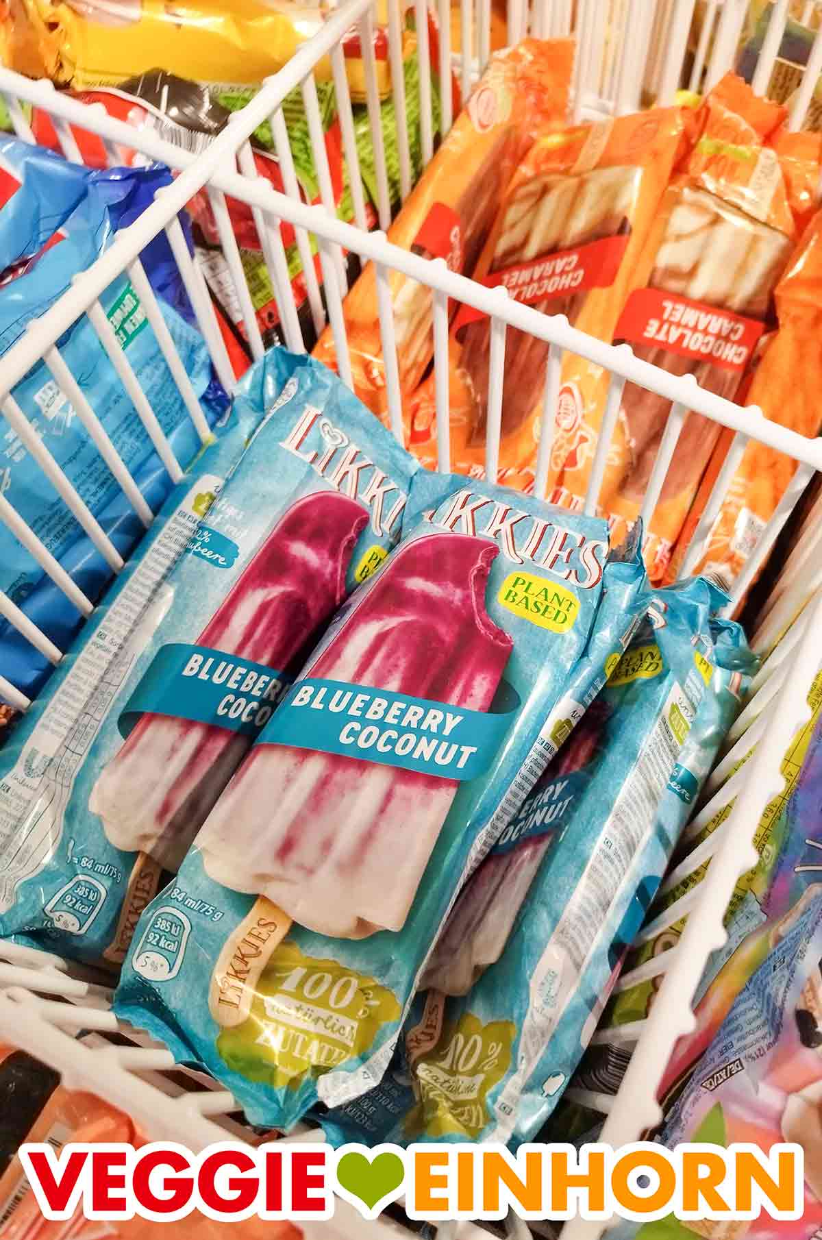 Die Likkies Blueberry Coconut sind vegan. Einzeln verpackte Likkies Blueberry Coconut in der Eistruhe
