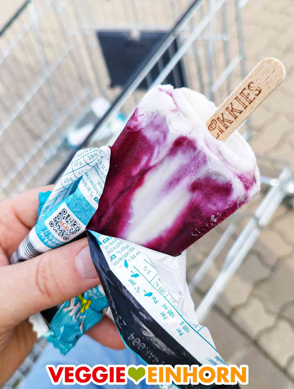 Likkies Blueberry Coconut mit geöffneter Packung Das Likkies Blueberry Coconut wird ausgepackt