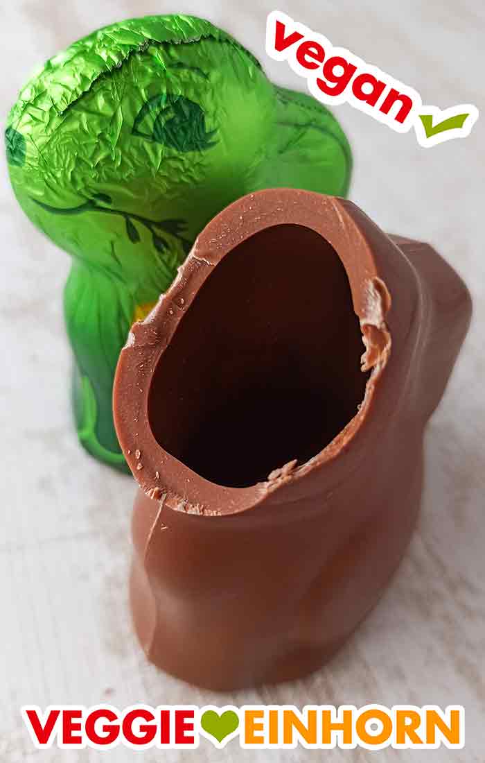 Der vegane Lindt Hello Hase ist angebissen. Angebissener veganer Schokohase von Lindt Hello
