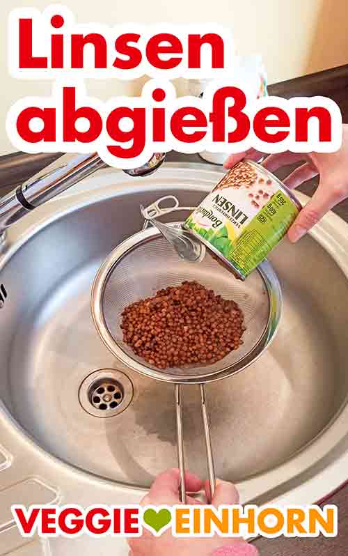 Linsen aus der Dose in ein Sieb abgießen. Linsen in ein Küchensieb abgießen.