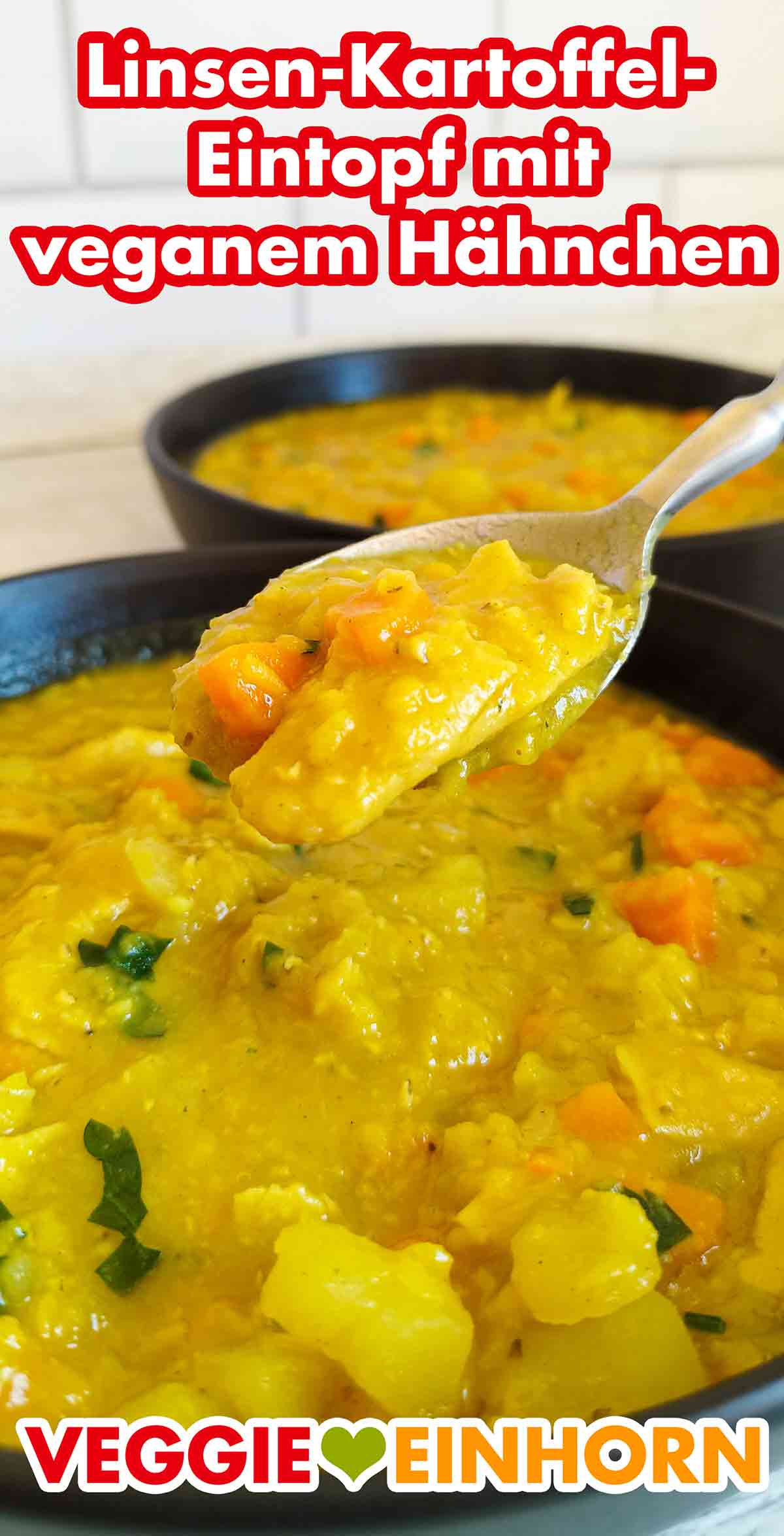 Der Eintopf mit roten Linsen, Kartoffeln, Möhren und veganem Hähnchen ist sehr lecker. Ein Esslöffel mit Linsen Kartoffel Eintopf mit veganem Hähnchen