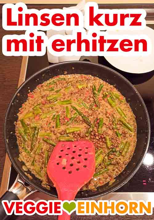 Die Dosenlinsen kurz mit erhitzen. Die braunen Linsen aus der Dose im Curry mit erhitzen.