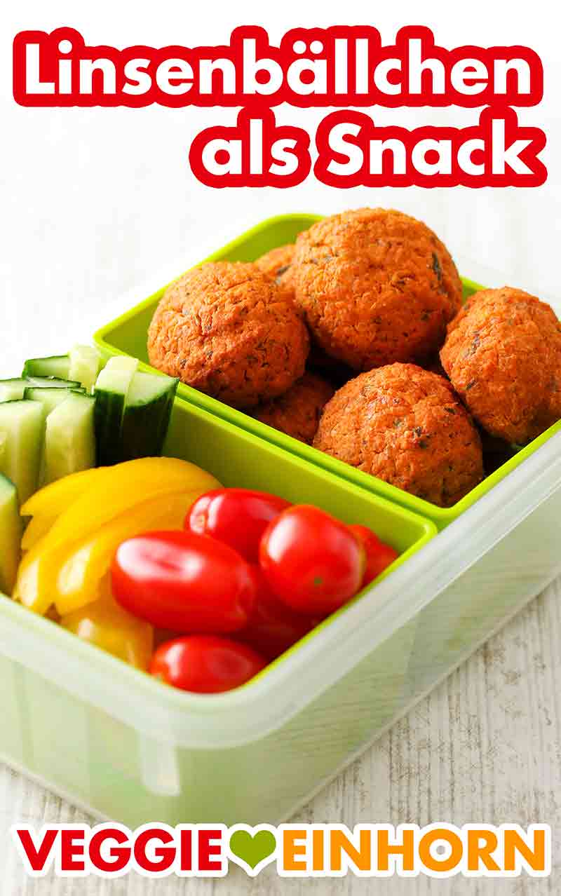 Linsenbällchen sind eine tolle Idee für die Lunchbox zum Mitnehmen. Eine Lunchbox mit Linsenbällchen und rohem Gemüse