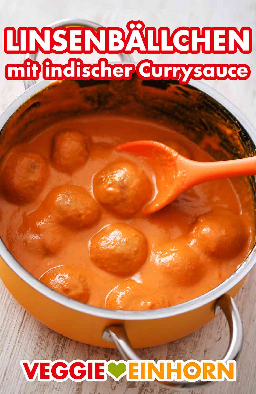 Die Currysauce schmeckt sehr gut zu Linsenbällchen. Linsenbällchen in einem Topf mit indischer Currysauce