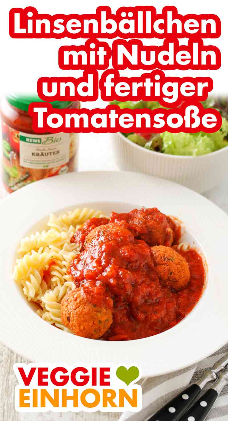 Linsenbällchen serviert mit Nudeln und veganer Tomatensoße von Rewe Bio. Ein Teller mit Nudeln, Tomatensoße und Linsenbällchen