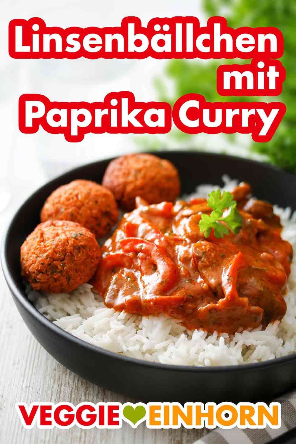 Die roten Linsen Bällchen schmecken gut zu Paprika Curry. Ein Teller mit Paprika Curry und Linsenbällchen