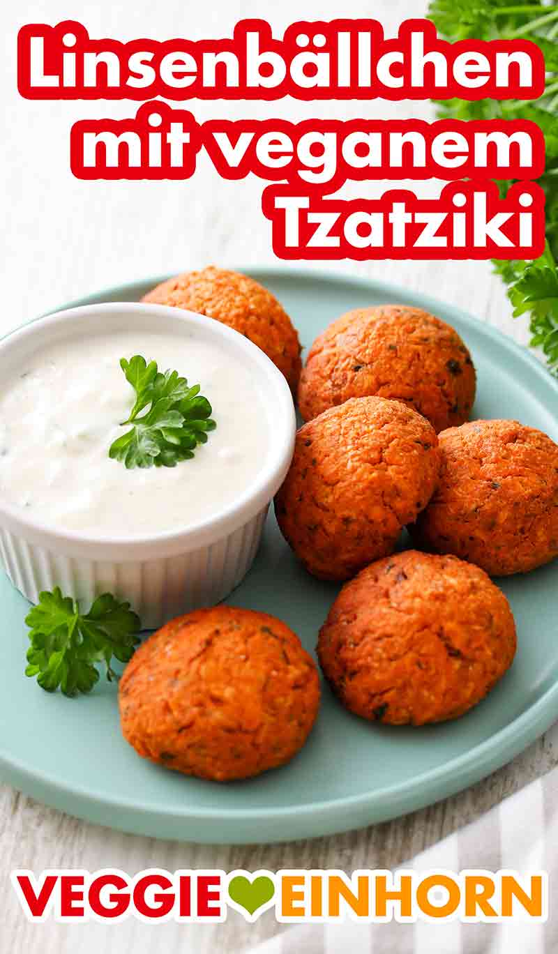 Die Linsenbällchen schmecken kalt oder warm. Linsenbällchen und ein Schälchen mit veganem Tzatziki