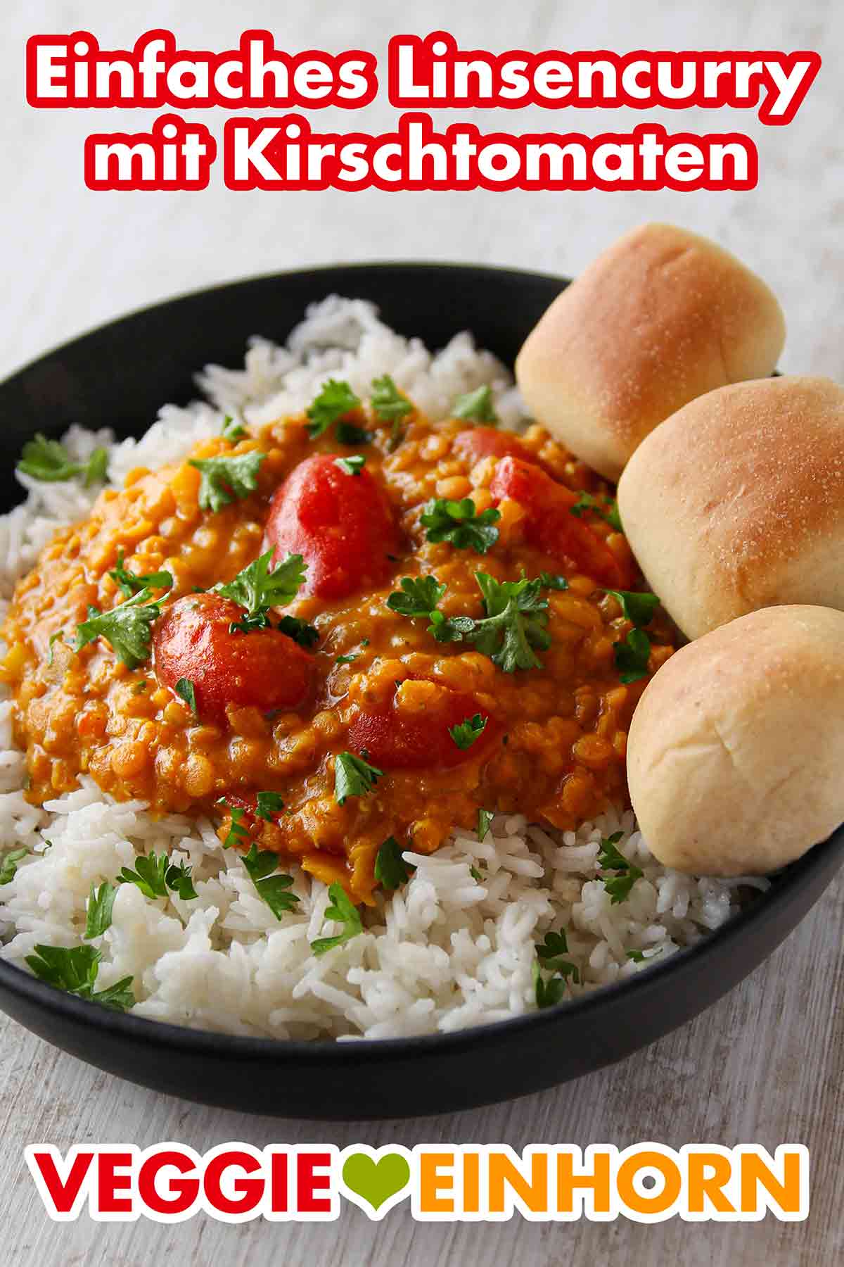 Zu dem Curry passt Basmatireis, Naan Brot oder kleine Pizzabrötchen. Einfaches Linsencurry mit Kirschtomaten, Reis und kleinen Pizzabrötchen