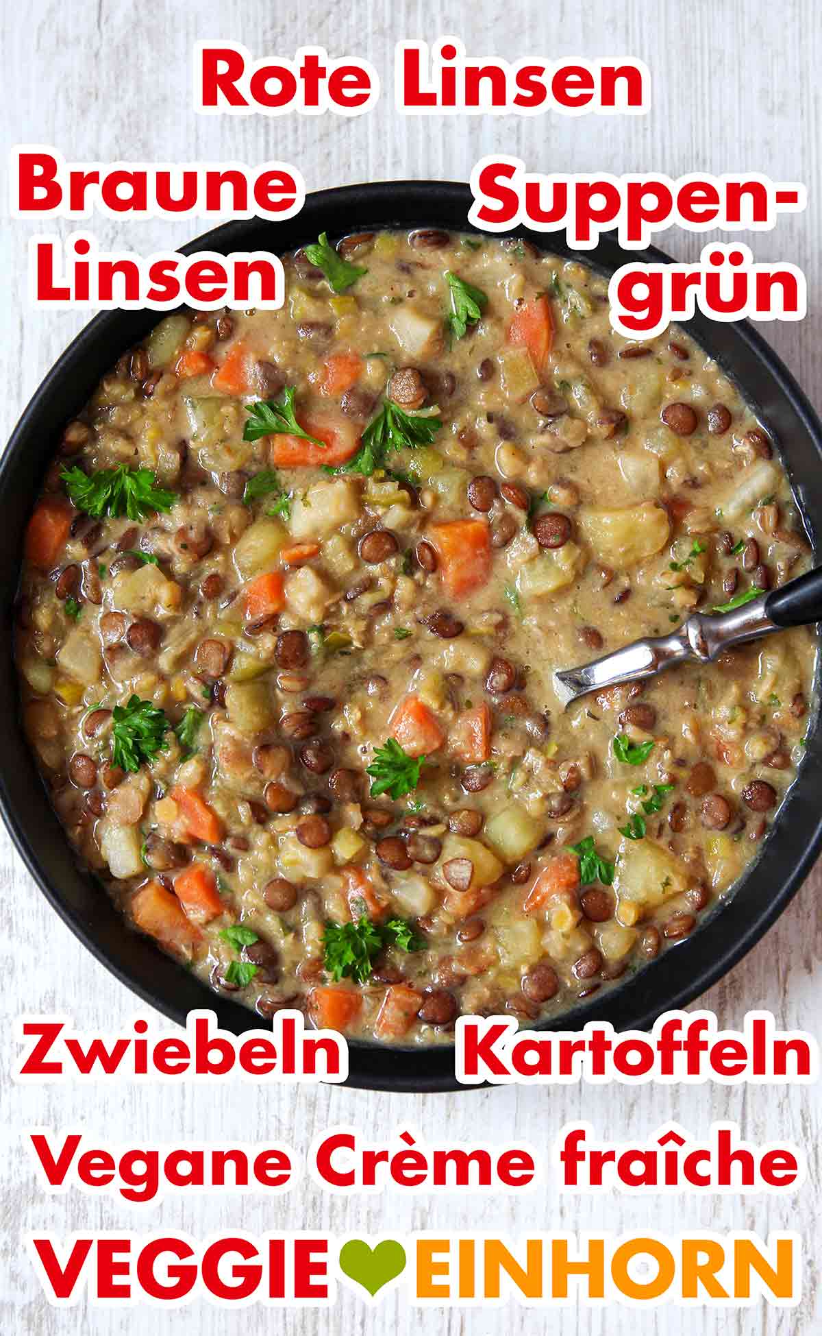 Die vegane Linsensuppe mit roten und braunen Linsen ist cremig mit veganer Crème fraîche. Teller mit cremigem veganen Linseneintopf