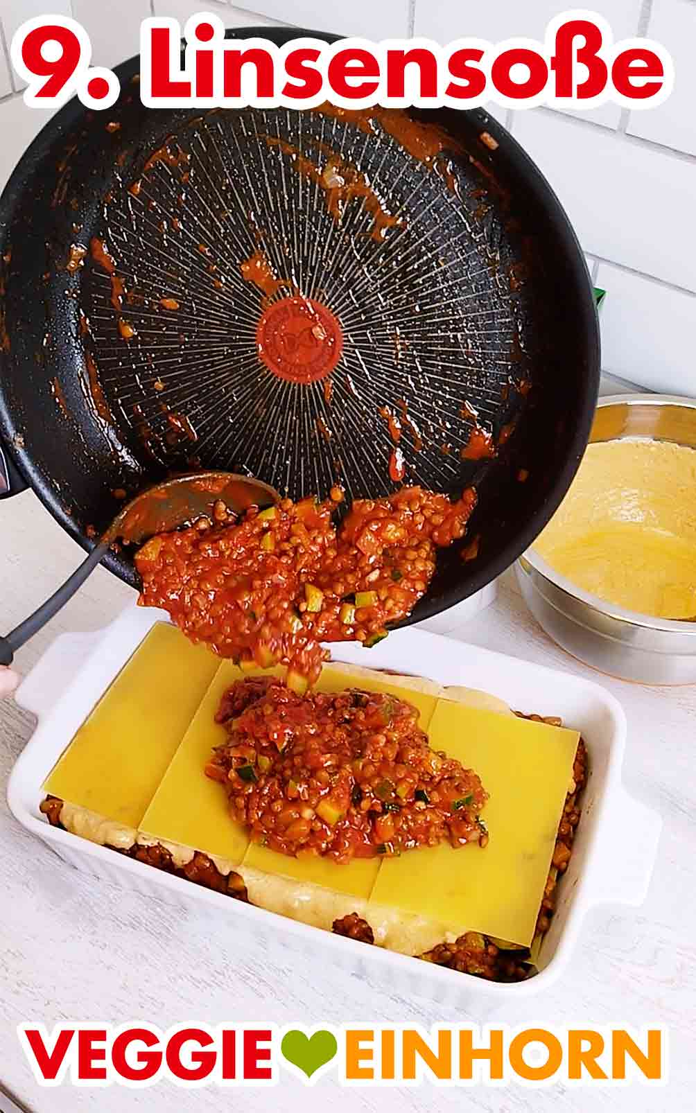 Jetzt kommt die restliche Linsensoße in die Auflaufform. Vegane Linsen-Zucchini-Soße wird aus der Pfanne auf die Lasagne gegeben