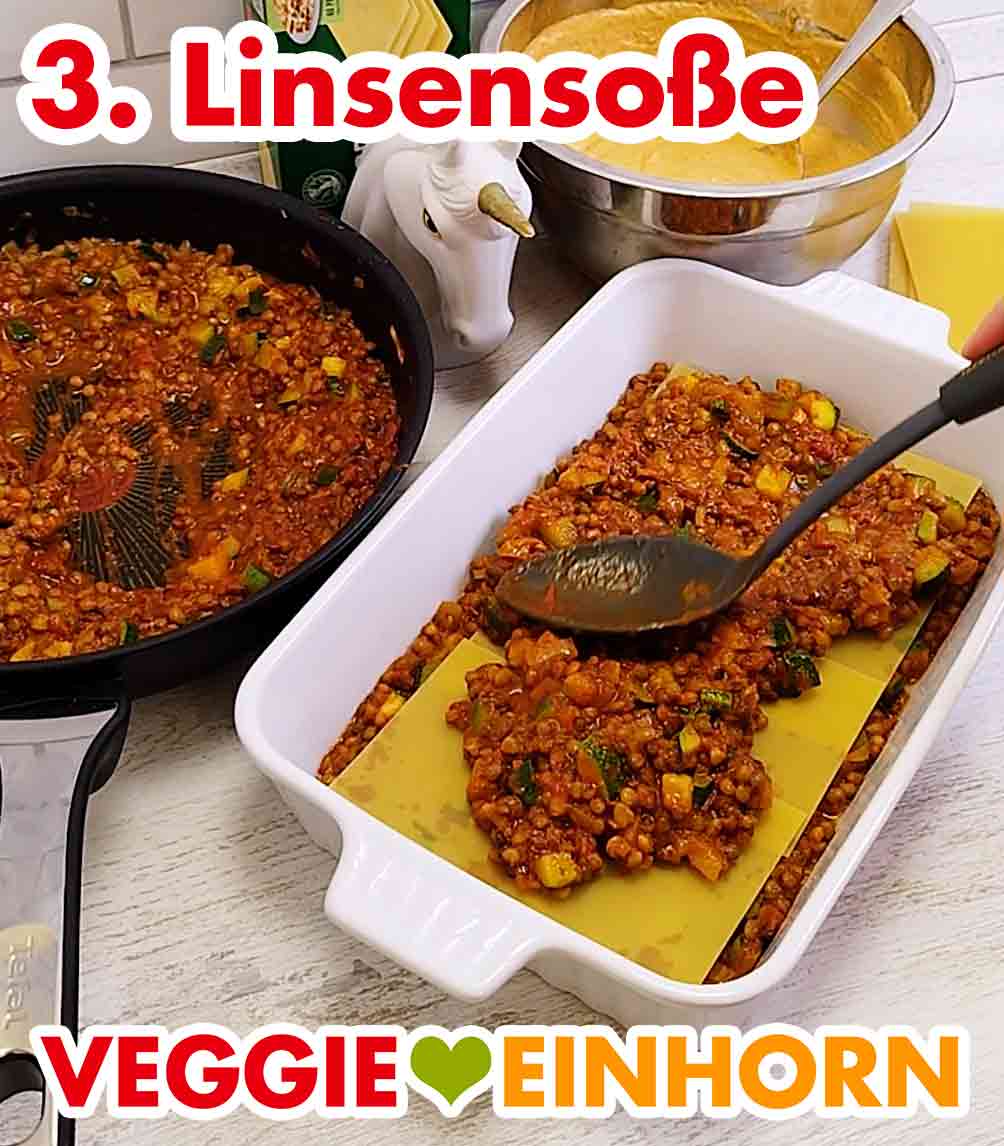 Dann wieder eine Schicht Linsensoße. Linsen-Zucchini-Soße wird auf die Lasagneblätter gegeben