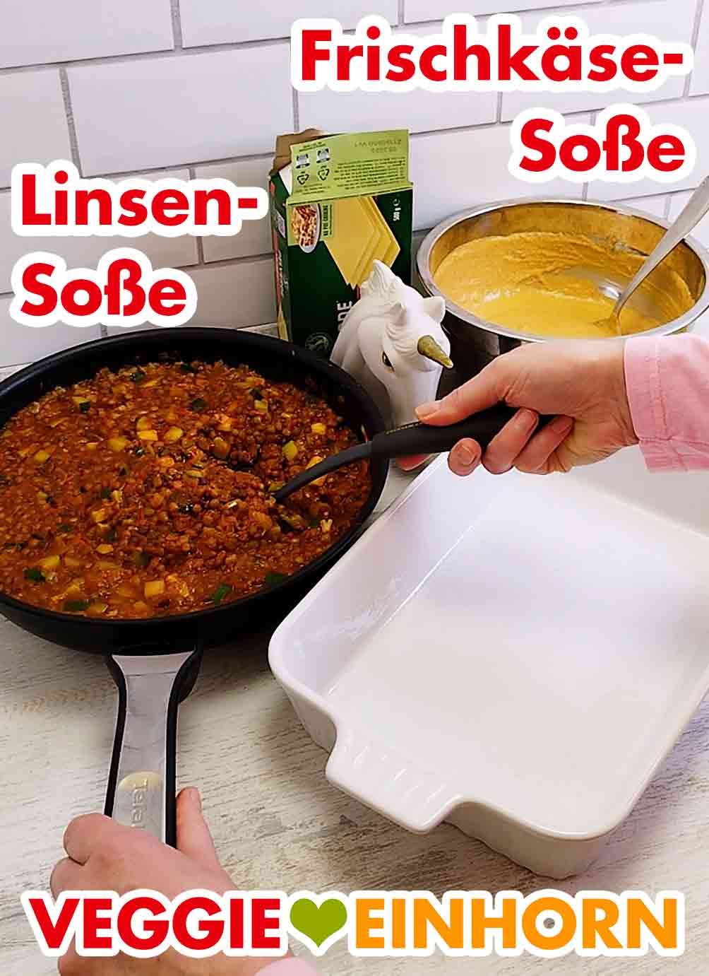 Jetzt kannst Du die Lasagne in die Auflaufform schichten. Linsensoße, Frischkäsesoße, Lasagneplatten und eine Auflaufform