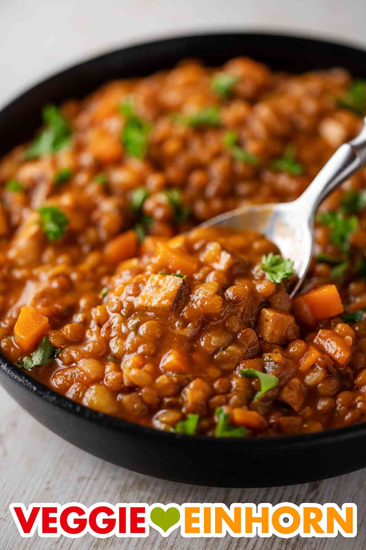 Der einfache Linseneintopf mit geräuchertem Tofu ist vegetarisch und vegan. Vegane Linsensuppe mit Räuchertofu