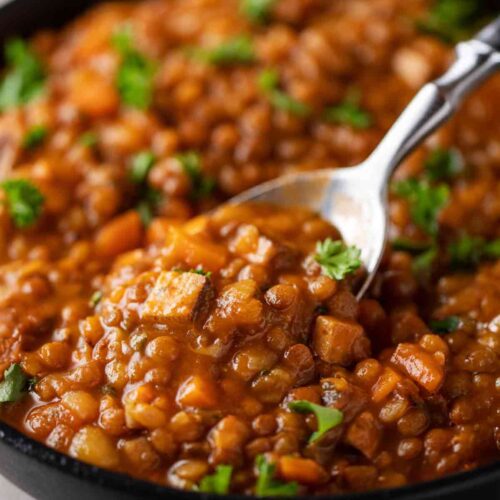 Teller mit veganer Linsensuppe mit Räuchertofu