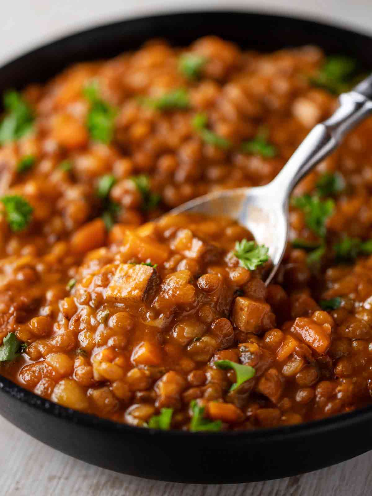 Teller mit veganer Linsensuppe mit Räuchertofu