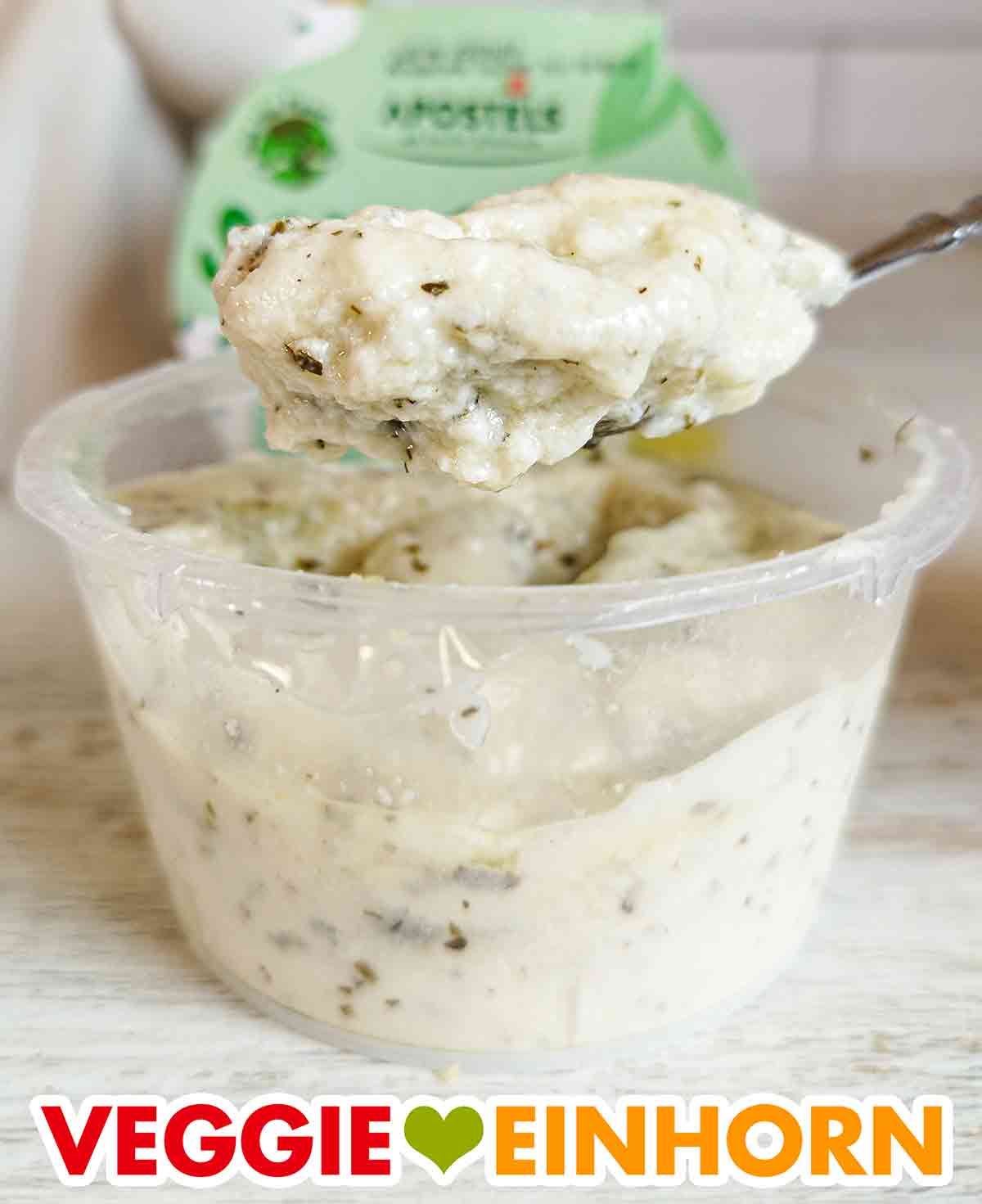 Die vegane Sour Creme von Apostels enthält Kräuter. Ein Löffel mit veganer Sour Creme von Apostels